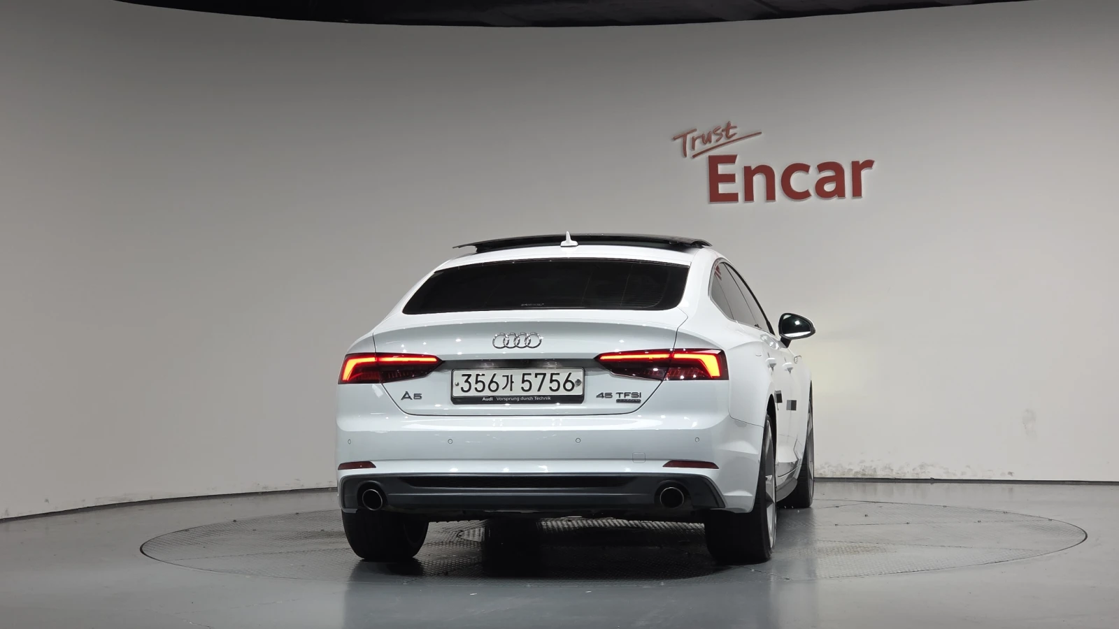 Audi A5 2020* LED* DIS* HUD* ПОДГРЕВ* КАМЕРА* СОБСТВЕН ЛИЗ, снимка 4 - Автомобили и джипове - 56180352