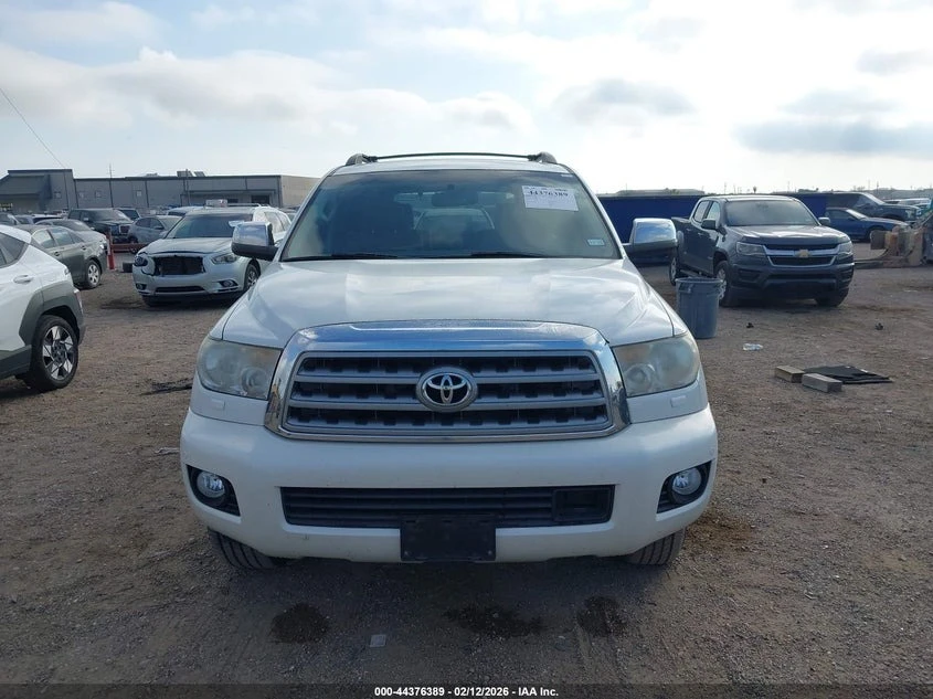 Toyota Sequoia 5.7 V8 * * PLATINUM * * CARFAX * * АВТО КРЕДИТ * *, снимка 2 - Автомобили и джипове - 53838230