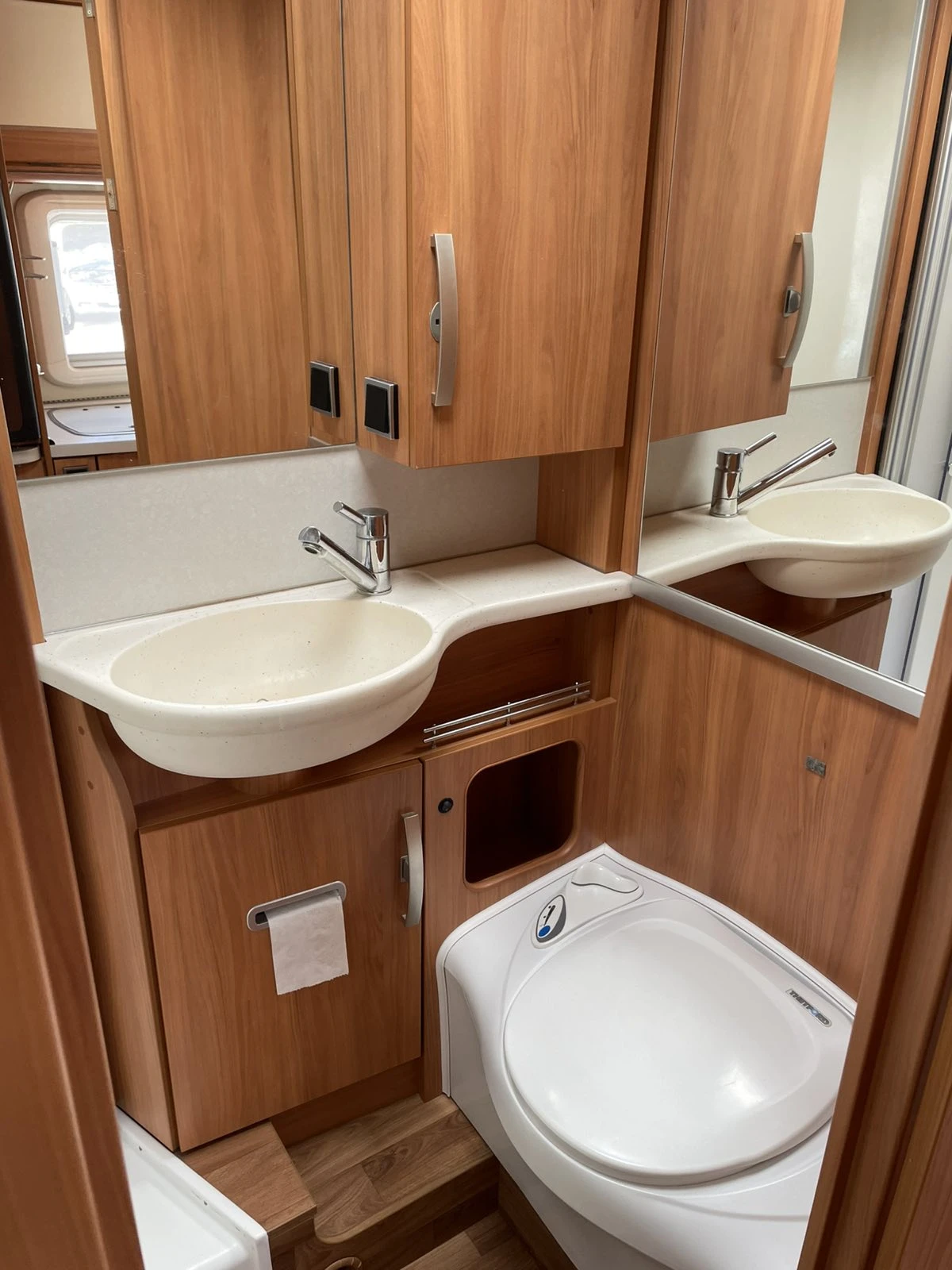 Кемпер HYMER / ERIBA EXSIS-I 588, снимка 13 - Каравани и кемпери - 54831962