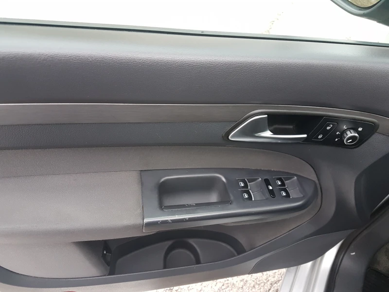 VW Touran 1.6TDI 7места, снимка 9 - Автомобили и джипове - 51977900