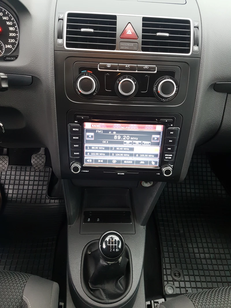 VW Touran 1.6TDI 7места, снимка 17 - Автомобили и джипове - 51977900