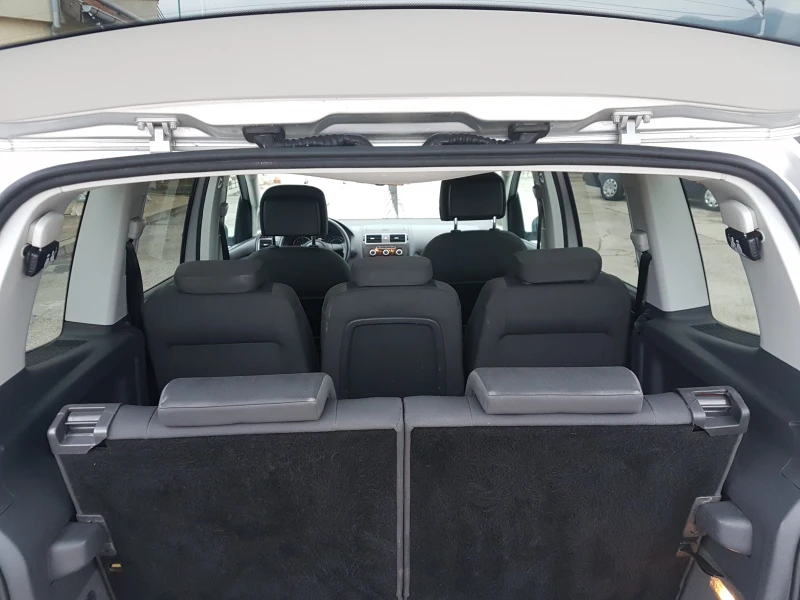 VW Touran 1.6TDI 7места, снимка 12 - Автомобили и джипове - 51977900