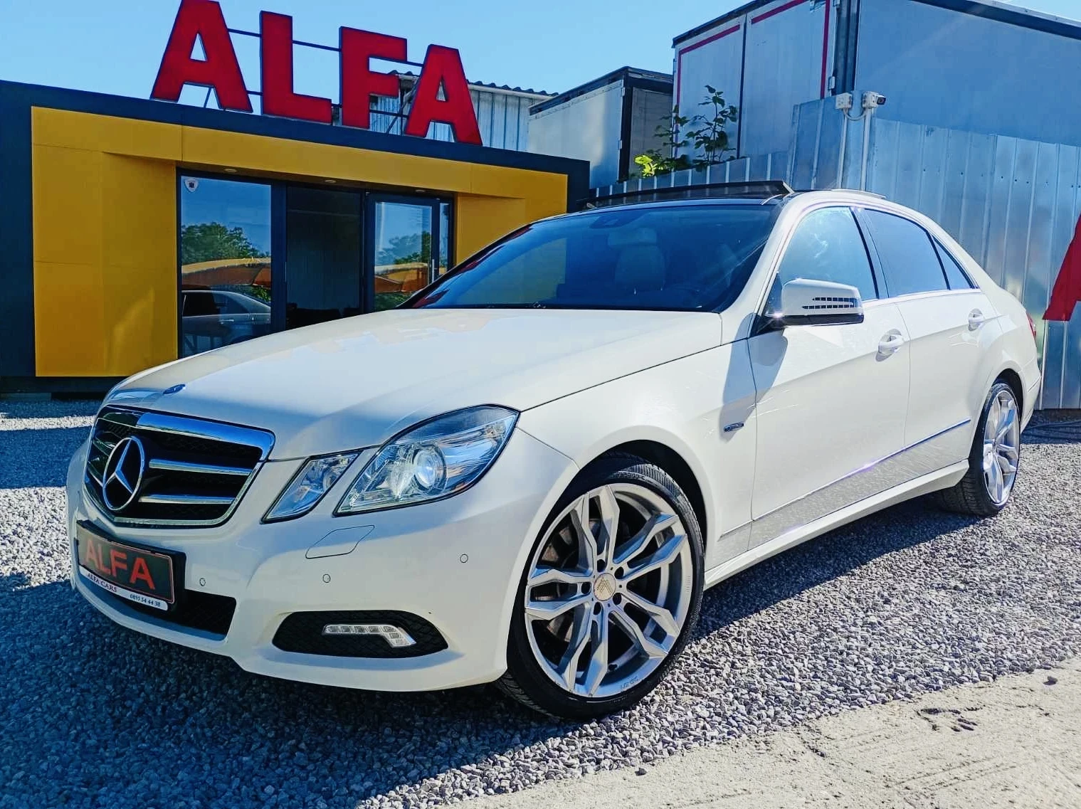 Mercedes-Benz E 350 d/AMG/ПАНОРАМА/КАМЕРА/CARplay/ТОП СЪСТОЯНИЕ///, снимка 3 - Автомобили и джипове - 54556092