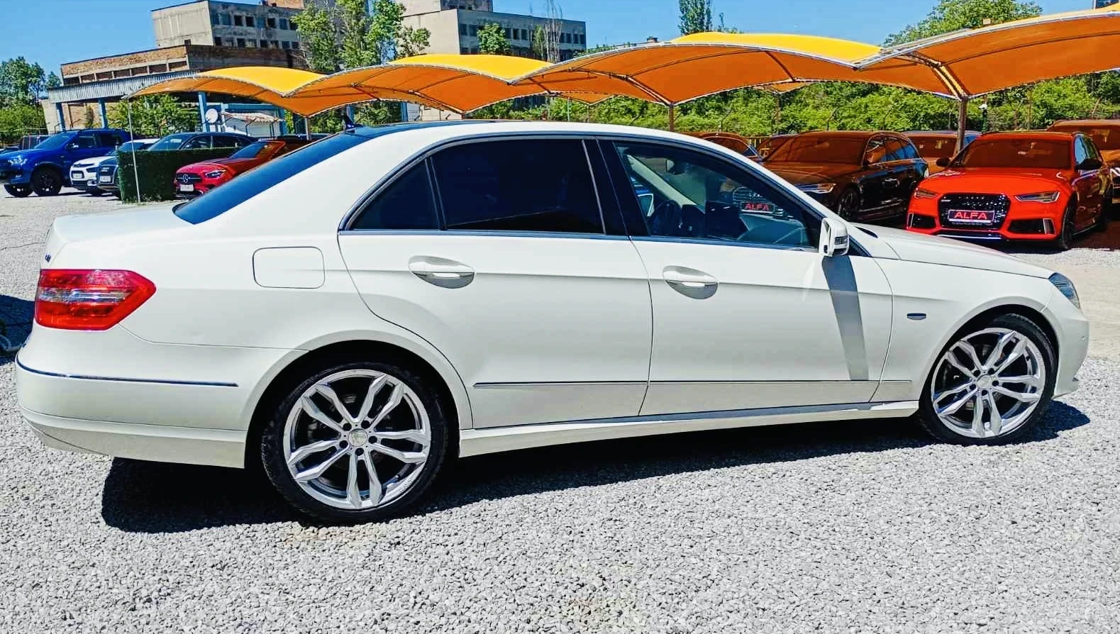 Mercedes-Benz E 350 d/AMG/ПАНОРАМА/КАМЕРА/CARplay/ТОП СЪСТОЯНИЕ///, снимка 5 - Автомобили и джипове - 54556092