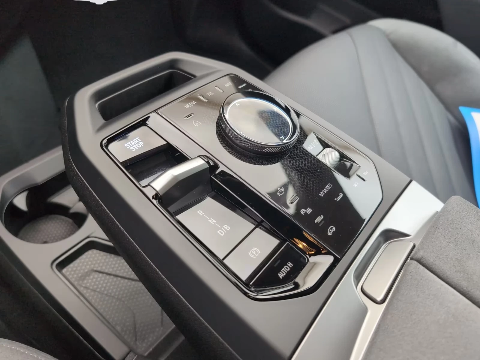 BMW iX M70 XDRIVE BOWERS&WILKINS PANORAMA 360-CAM, снимка 8 - Автомобили и джипове - 55284281