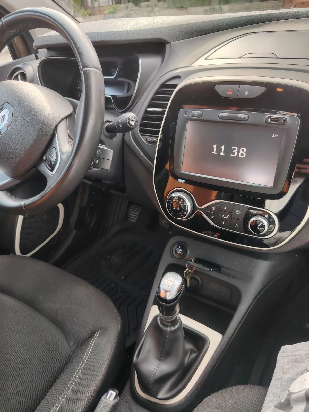 Renault Captur, снимка 17 - Автомобили и джипове - 56448597