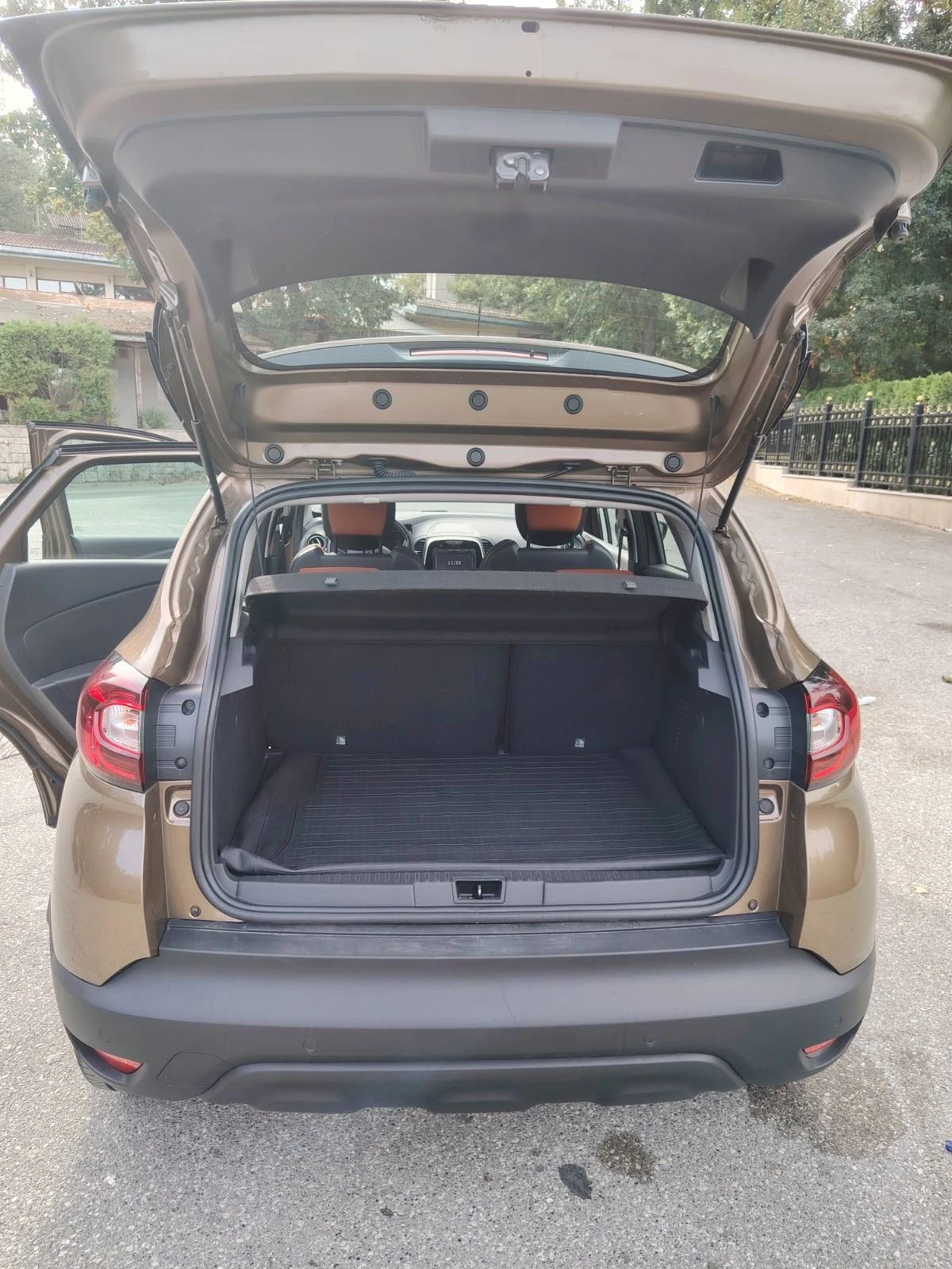Renault Captur, снимка 9 - Автомобили и джипове - 56448597