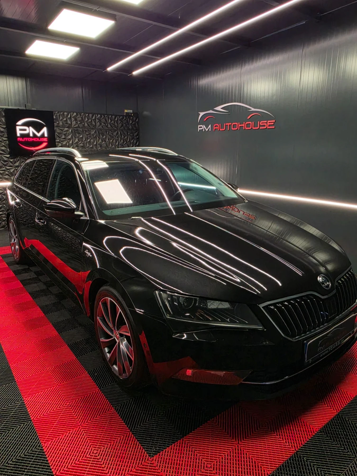 Skoda Superb 2.0TDI* 4X4* L&K* DSG* PARK ASSIST* DISTRONIC* FUL