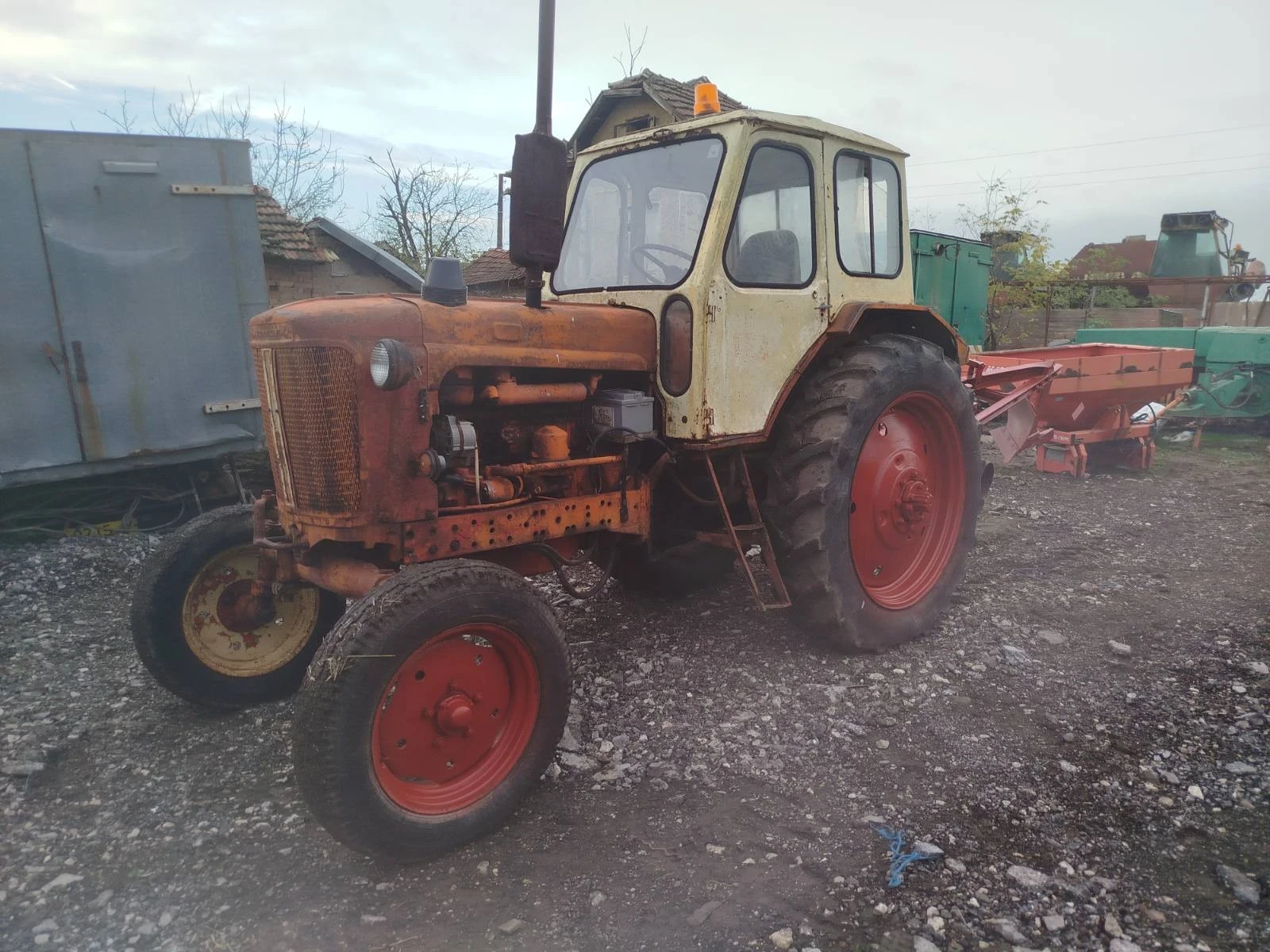 Трактор ЮМЗ с плуг, снимка 1