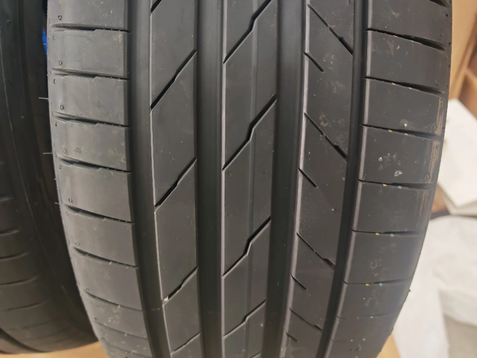 Гуми Летни 235/45R20, снимка 6 - Гуми и джанти - 55474280