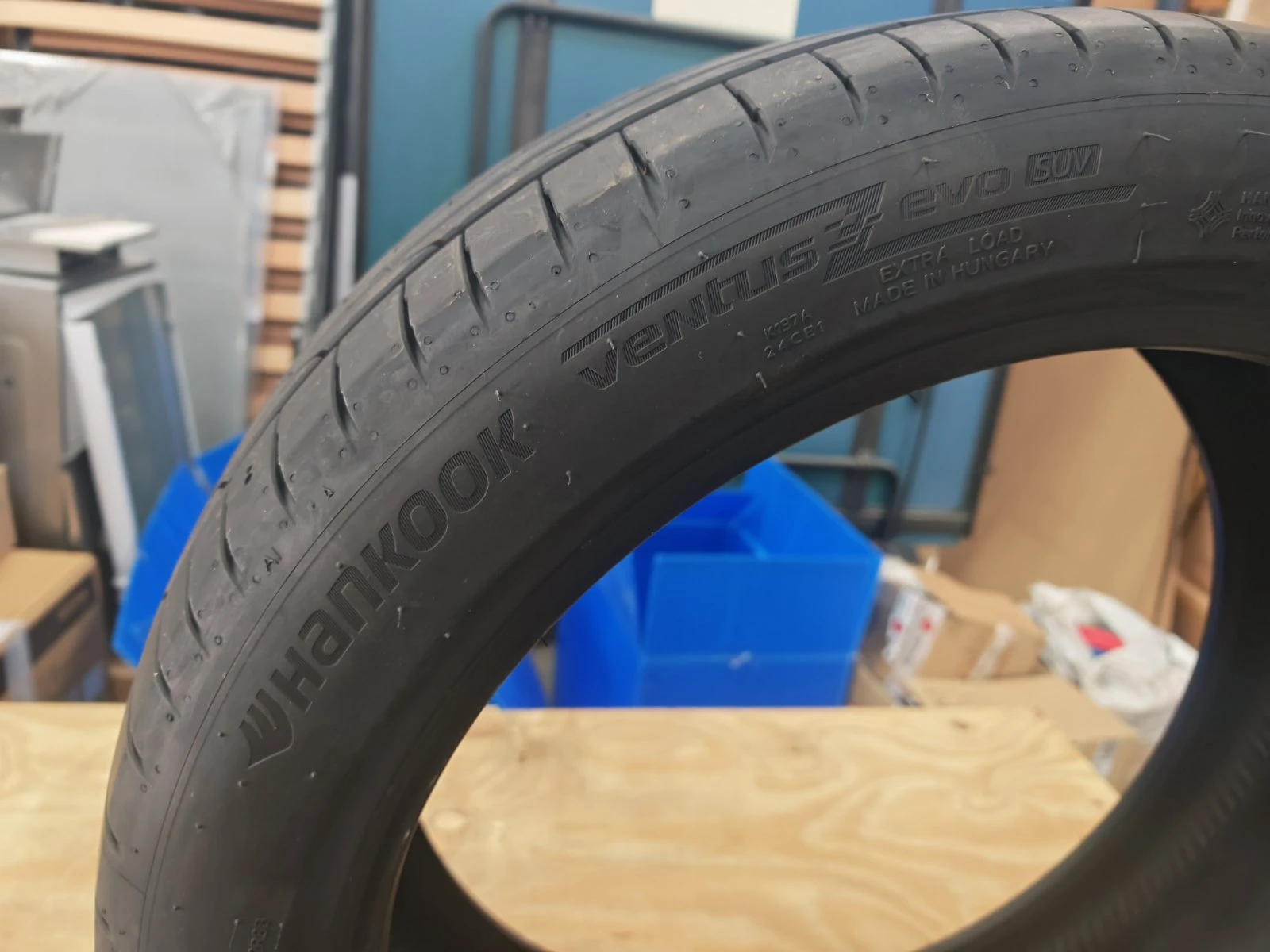 Гуми Летни 235/45R20, снимка 2 - Гуми и джанти - 55474280