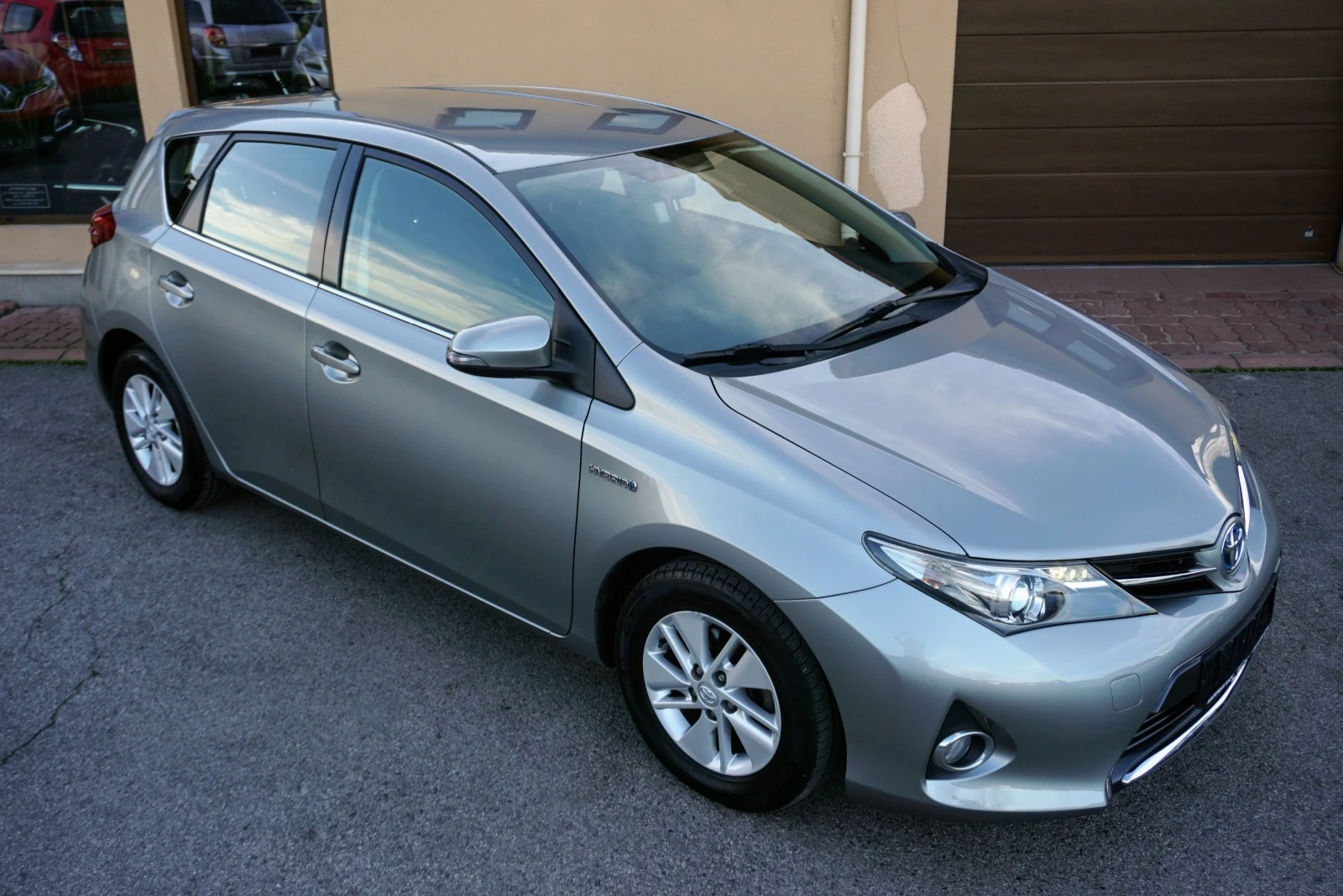 Toyota Auris 1.8h ACTIVE +  - изображение 2