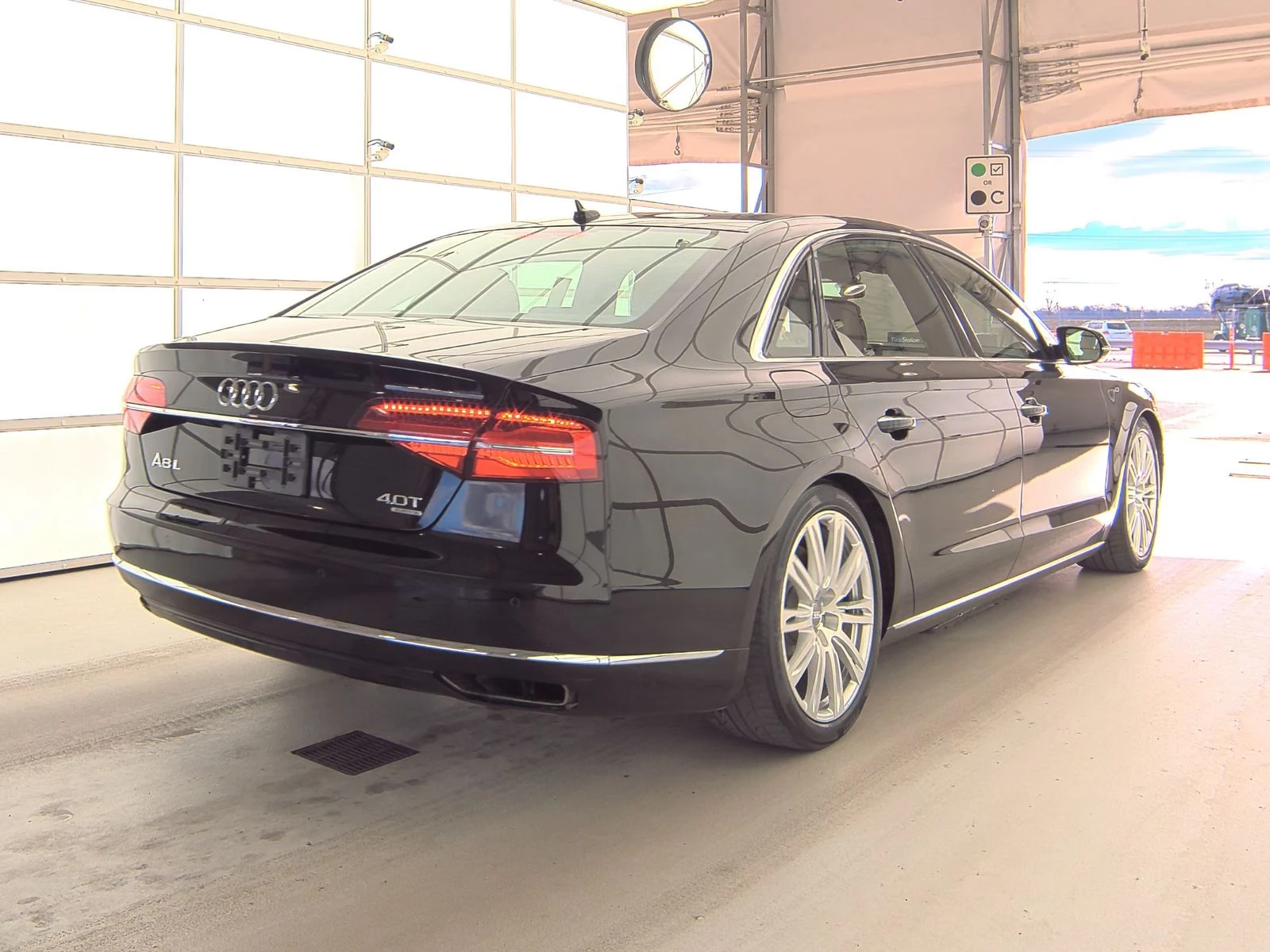 Audi A8 4.0T LONG* Обдух* Bose* Пано* Дистроник* HUD* 360* - изображение 4