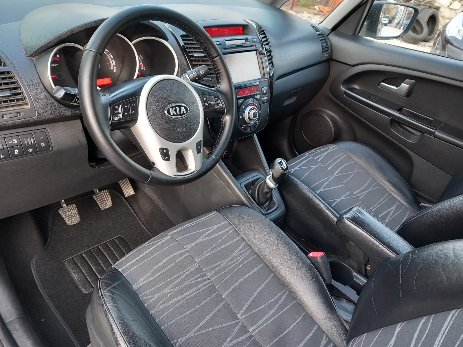 Kia Venga 1.4 CRDI NAVI 6ск, снимка 10 - Автомобили и джипове - 53866511