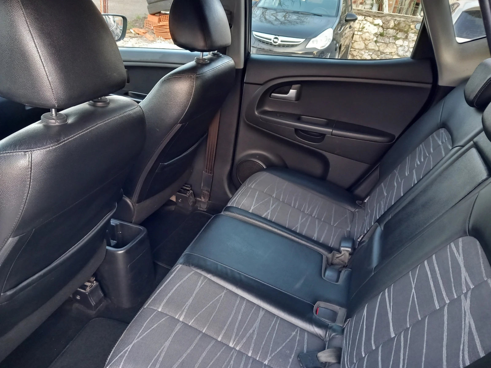 Kia Venga 1.4 CRDI NAVI 6ск, снимка 11 - Автомобили и джипове - 53866511