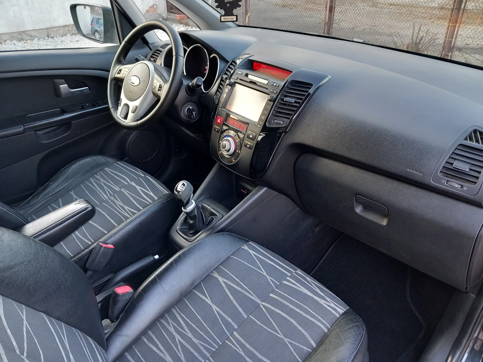 Kia Venga 1.4 CRDI NAVI 6ск, снимка 12 - Автомобили и джипове - 53866511