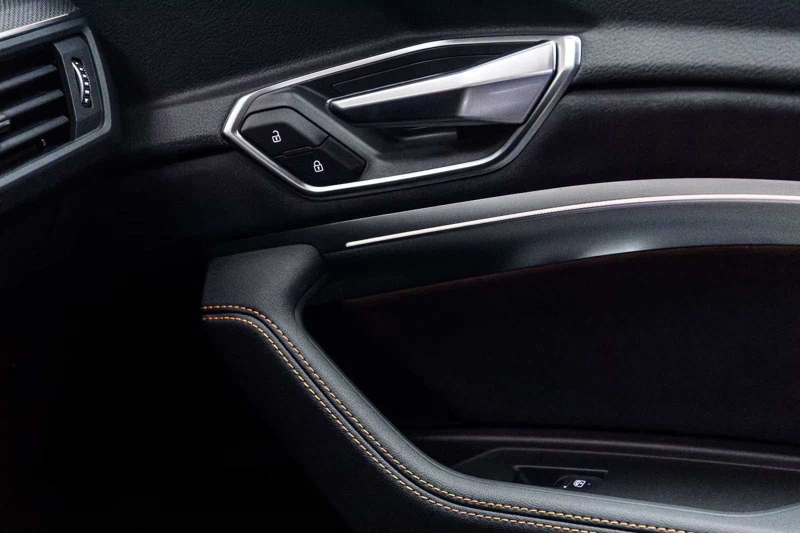 Audi E-Tron SPORTBACK55/408HP/MATRIX/QUTTRO/SLINE/360/ACC/292z, снимка 15 - Автомобили и джипове - 54139657