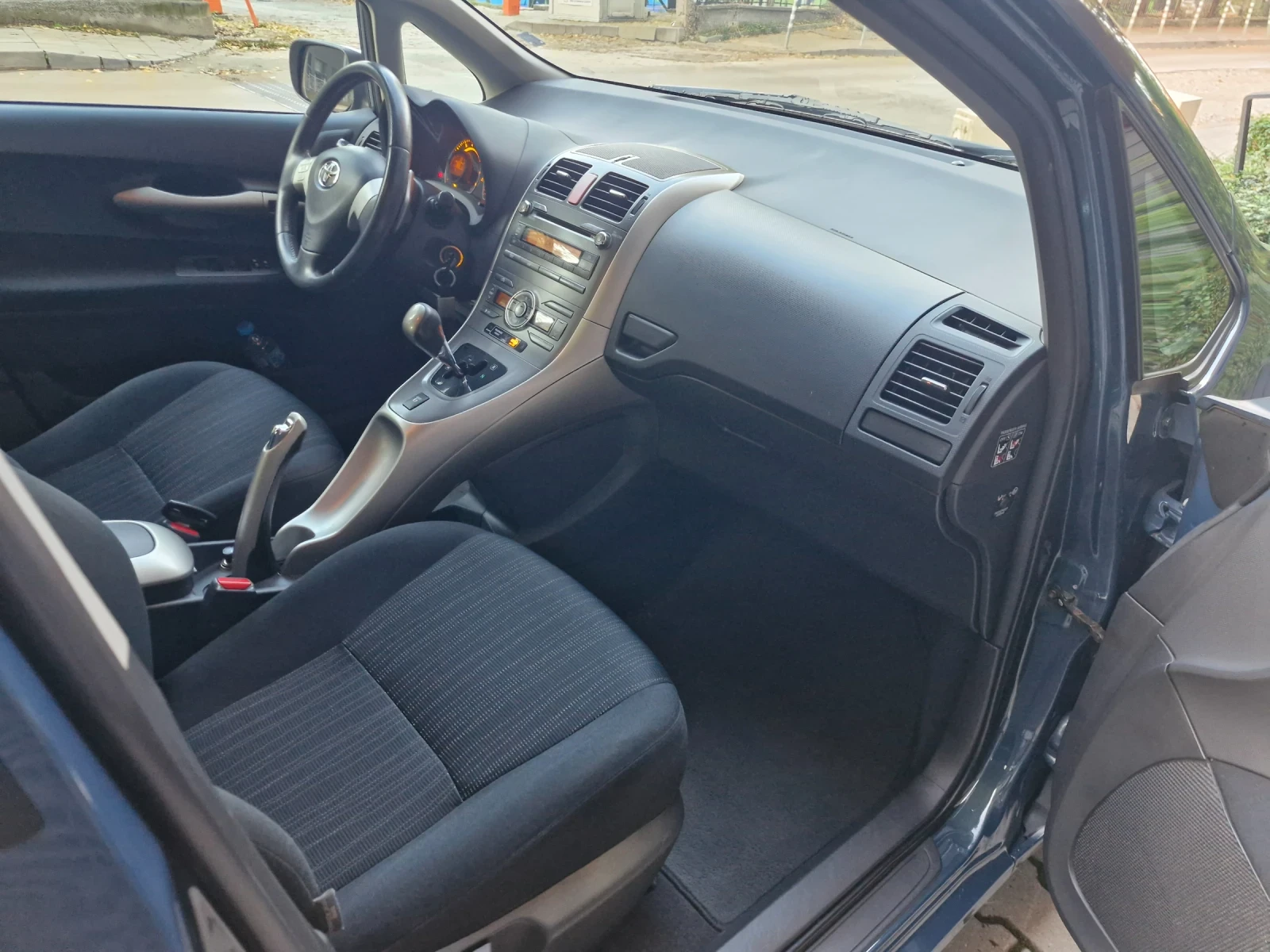Toyota Auris 1.6VVTi, снимка 14 - Автомобили и джипове - 56648058