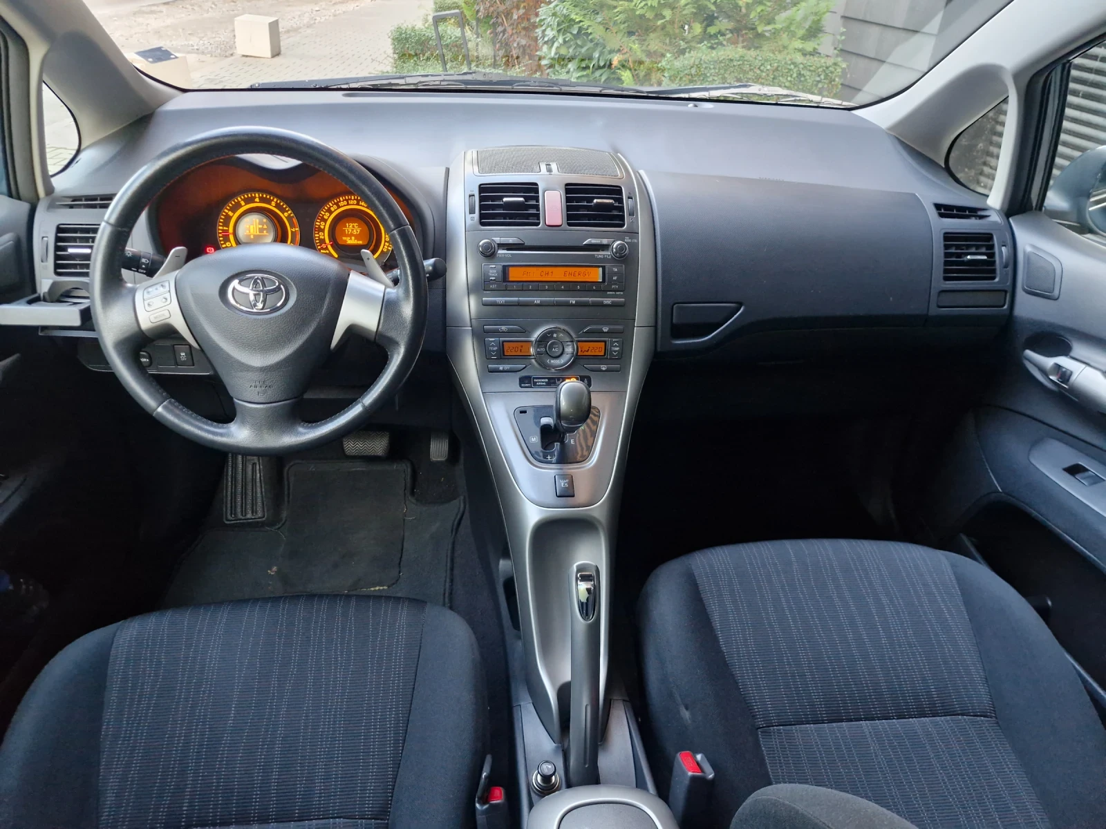 Toyota Auris 1.6VVTi, снимка 12 - Автомобили и джипове - 56648058