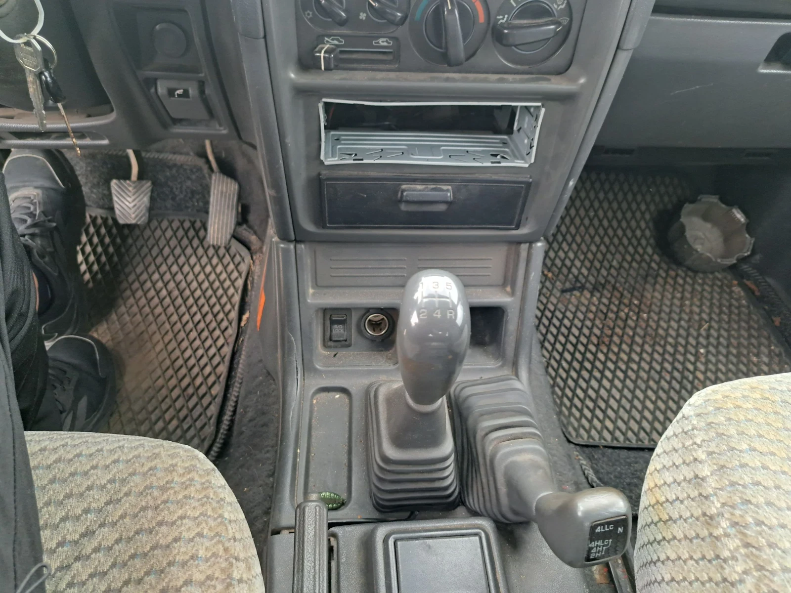 Mitsubishi Pajero 2.5/101 кс, снимка 8 - Автомобили и джипове - 54457844
