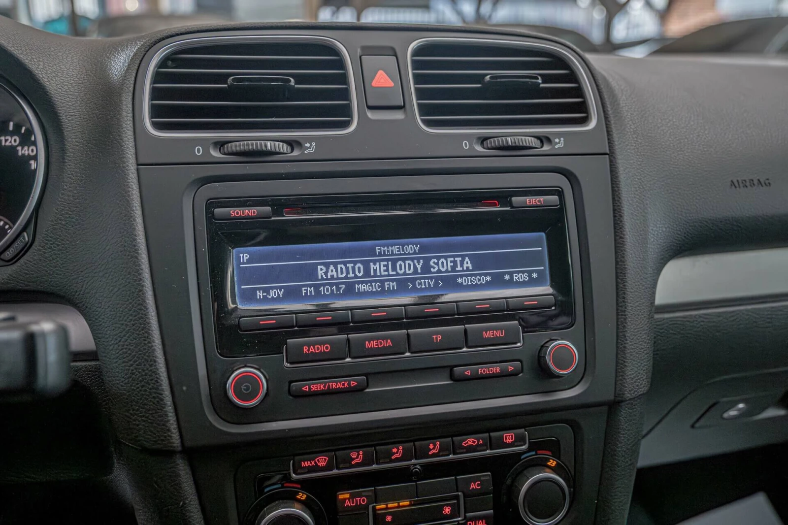 VW Golf 1.6TDI/DSG/Климатроник/МултиВолан/Автопилот, снимка 12 - Автомобили и джипове - 53738360