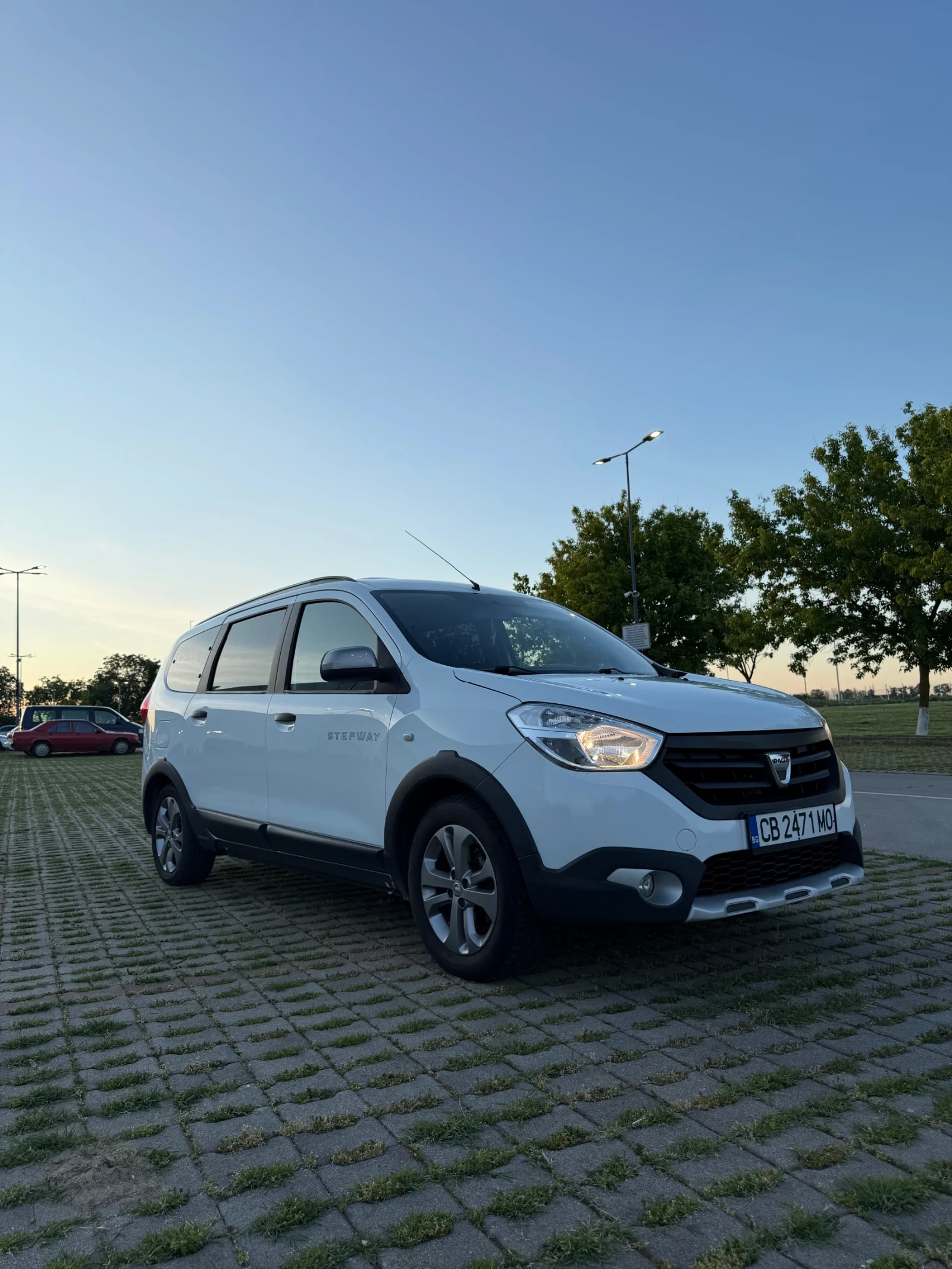 Dacia Lodgy Stepway 1.2 tce, снимка 3 - Автомобили и джипове - 54596336