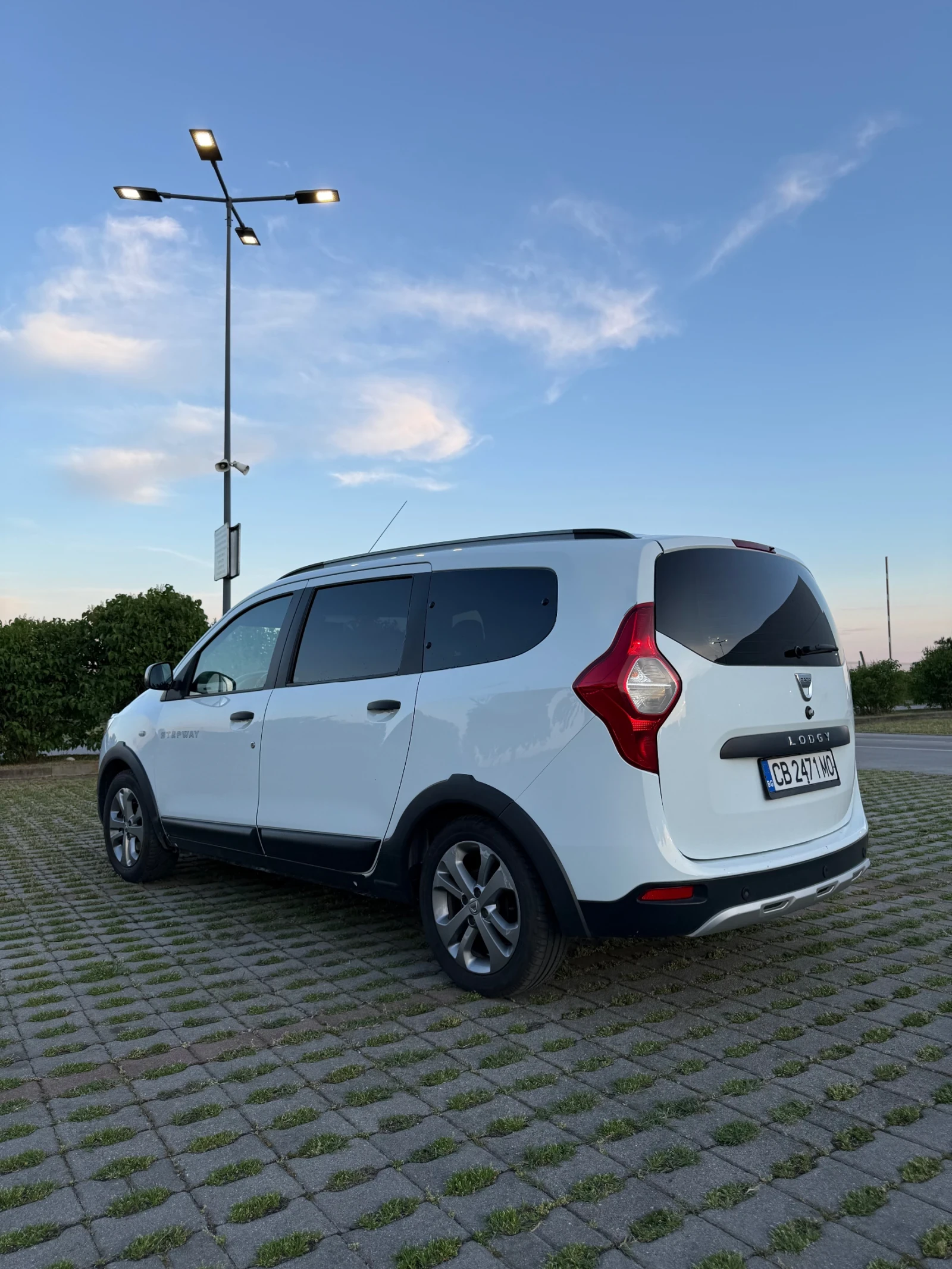 Dacia Lodgy Stepway 1.2 tce, снимка 5 - Автомобили и джипове - 54596336