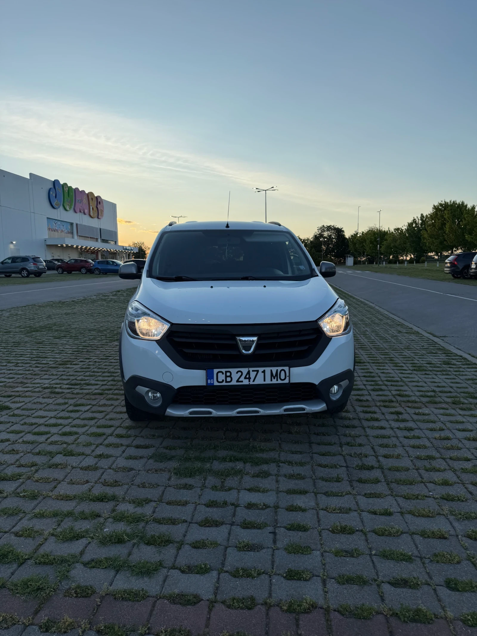 Dacia Lodgy Stepway 1.2 tce, снимка 2 - Автомобили и джипове - 54596336