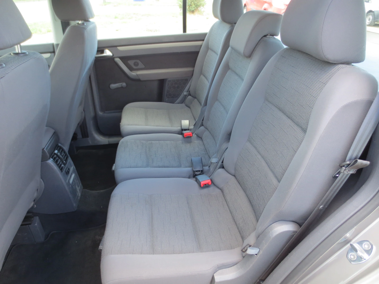 VW Touran 1.9 TDI, снимка 11 - Автомобили и джипове - 54711089