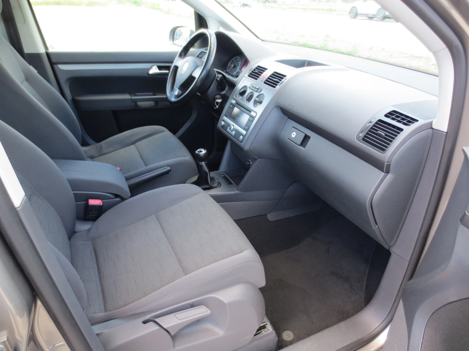 VW Touran 1.9 TDI, снимка 13 - Автомобили и джипове - 54711089