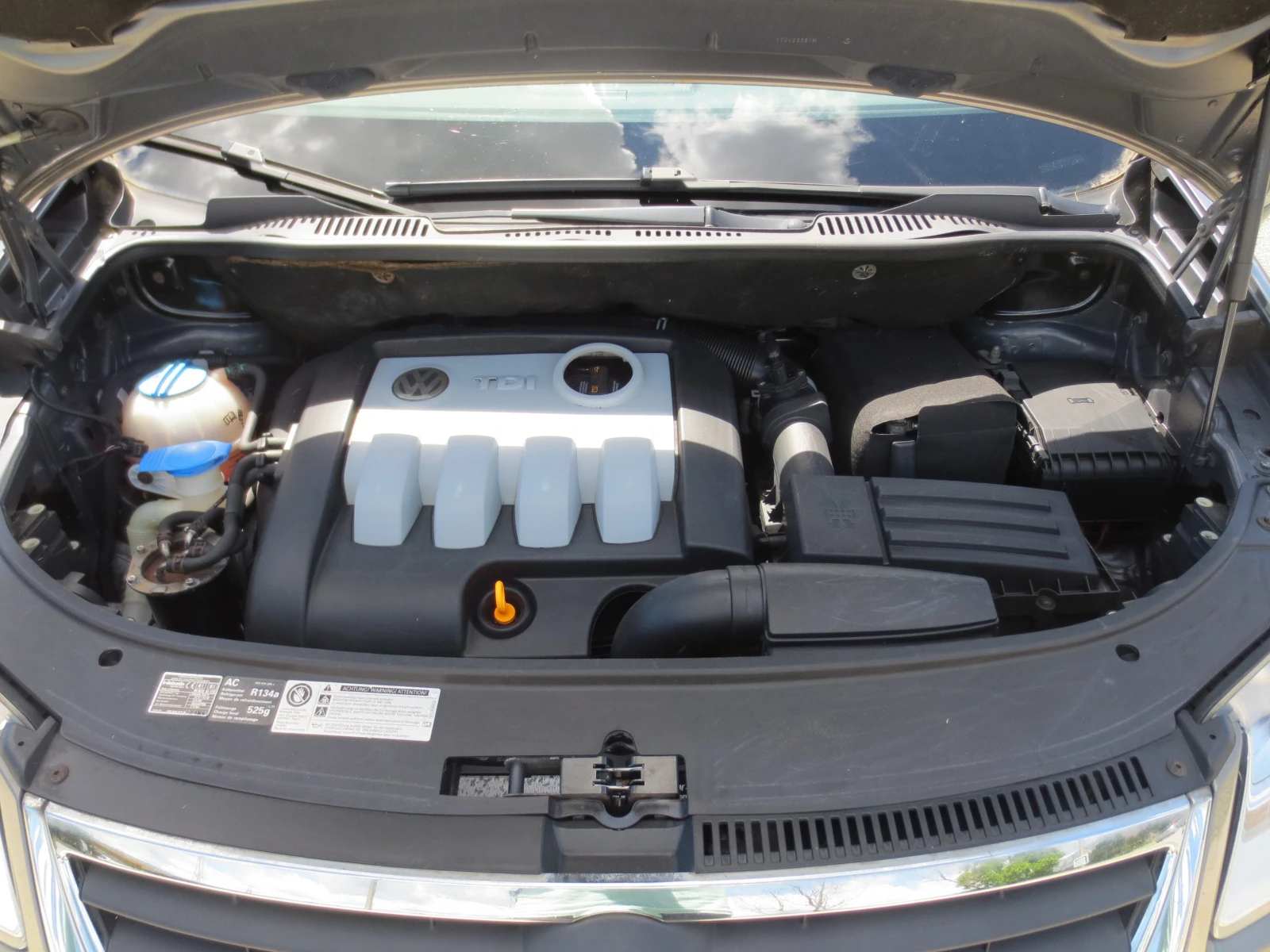 VW Touran 1.9 TDI, снимка 17 - Автомобили и джипове - 54711089