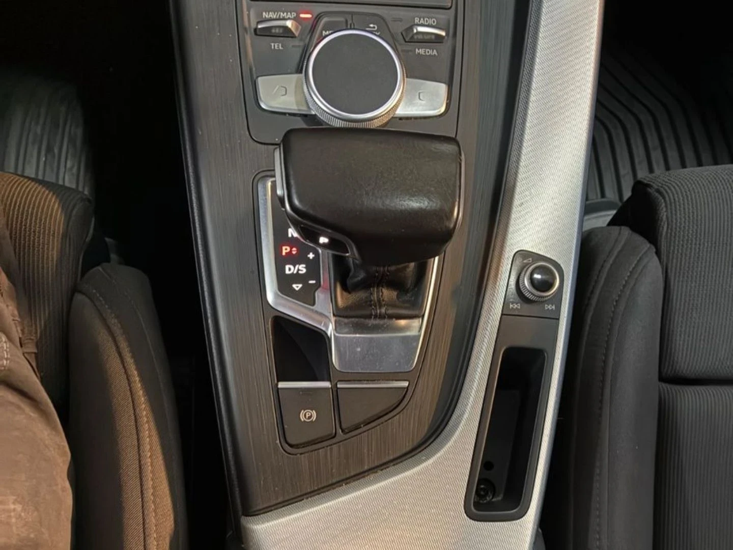 Audi A4 2.0 TDI | 190 | S-tronic | Cockpit, снимка 16 - Автомобили и джипове - 56275678