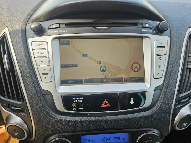 Hyundai IX35 2.0 CRDi 4x4 Навигация, снимка 13 - Автомобили и джипове - 52407709