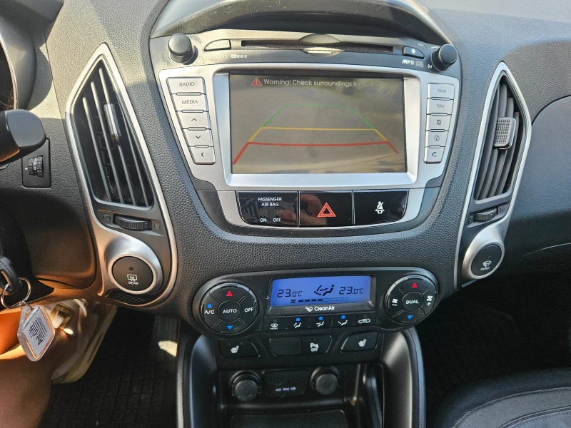 Hyundai IX35 2.0 CRDi 4x4 Навигация, снимка 14 - Автомобили и джипове - 52407709