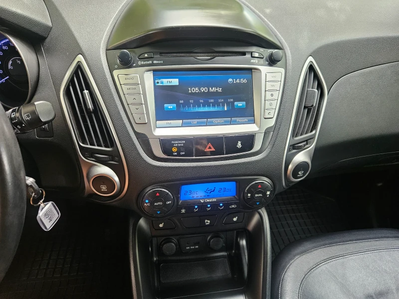 Hyundai IX35 2.0 CRDi 4x4 Навигация, снимка 12 - Автомобили и джипове - 52407709