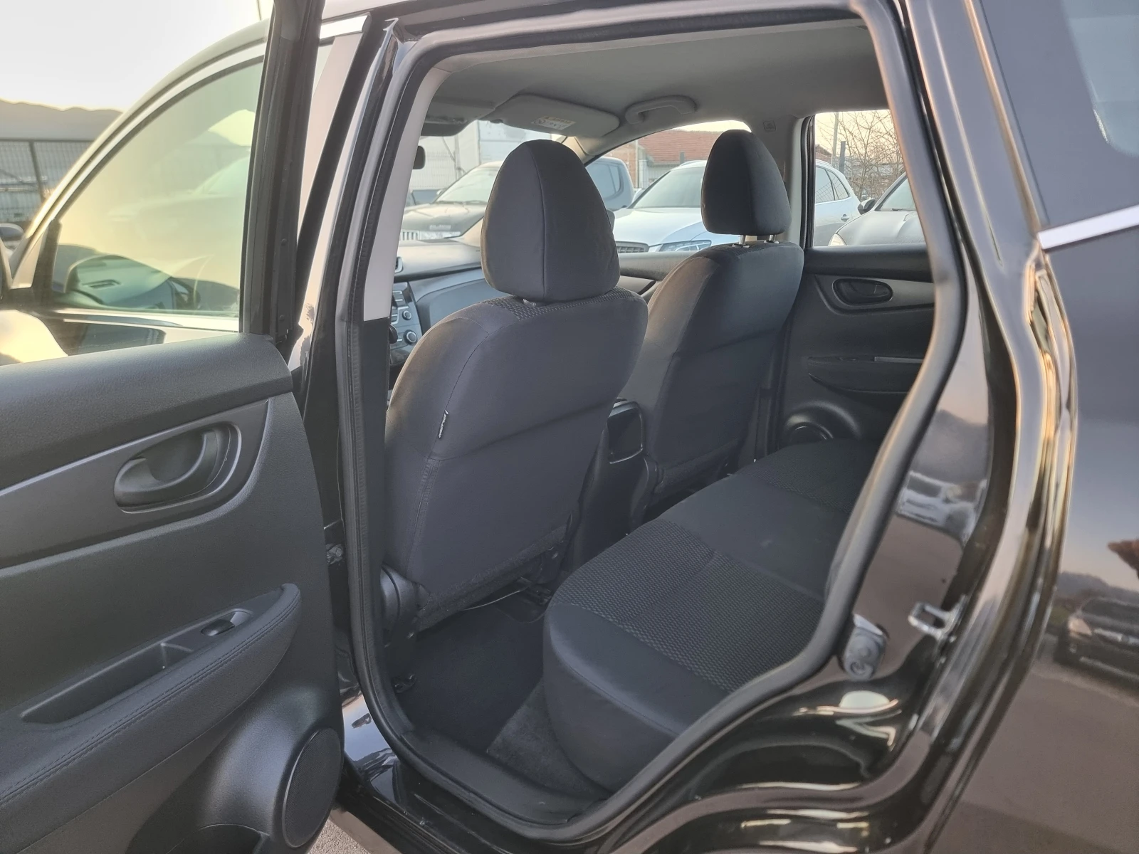 Nissan Qashqai 1.5DCI, снимка 11 - Автомобили и джипове - 53870195