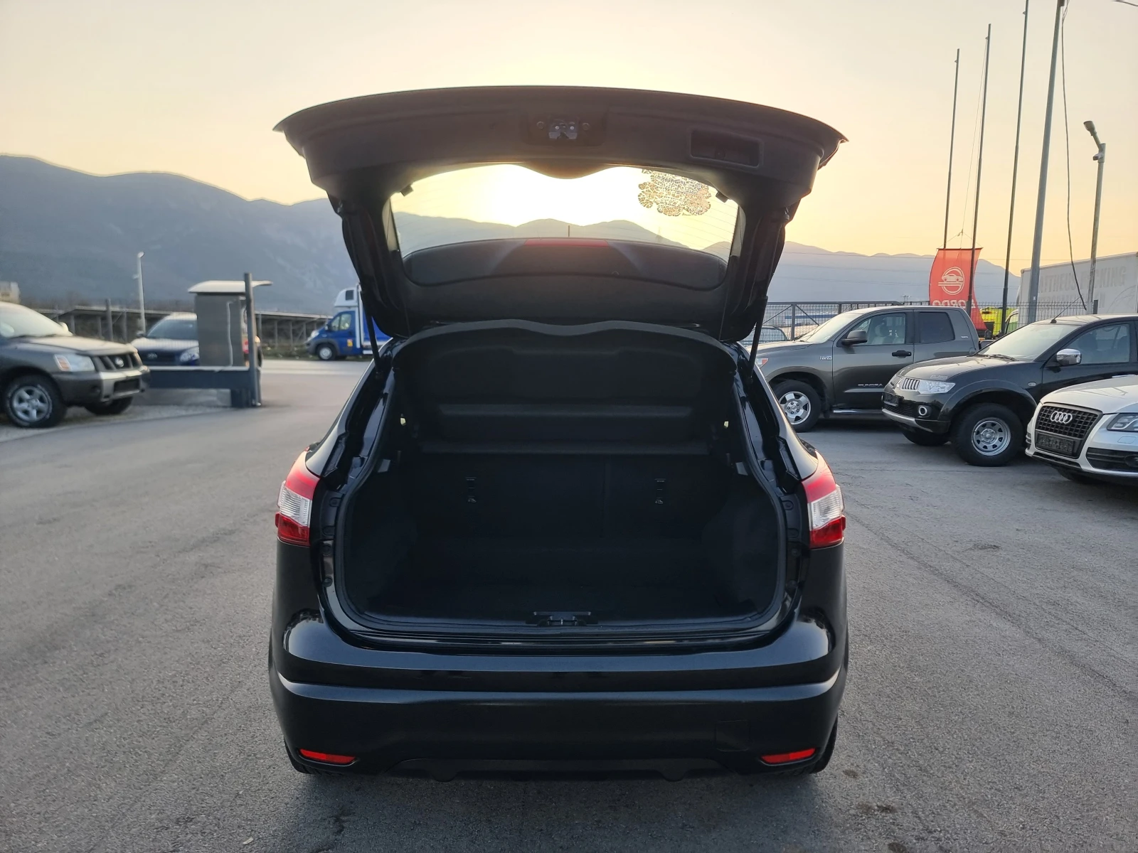 Nissan Qashqai 1.5DCI, снимка 13 - Автомобили и джипове - 53870195