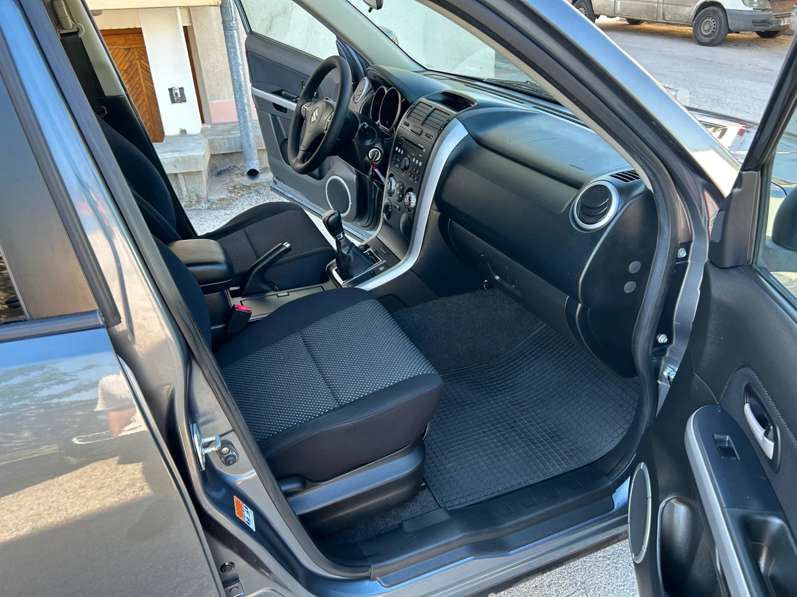 Suzuki Grand vitara 2.0i 140k.c. 4X4 , снимка 10 - Автомобили и джипове - 54691181