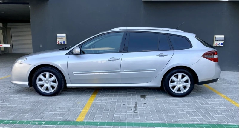 Renault Laguna 2.0 dCi, снимка 8 - Автомобили и джипове - 47003538