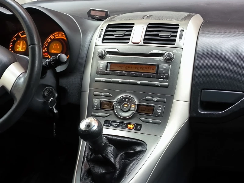 Toyota Auris 1.4 Бензин-Газ, снимка 9 - Автомобили и джипове - 53483081