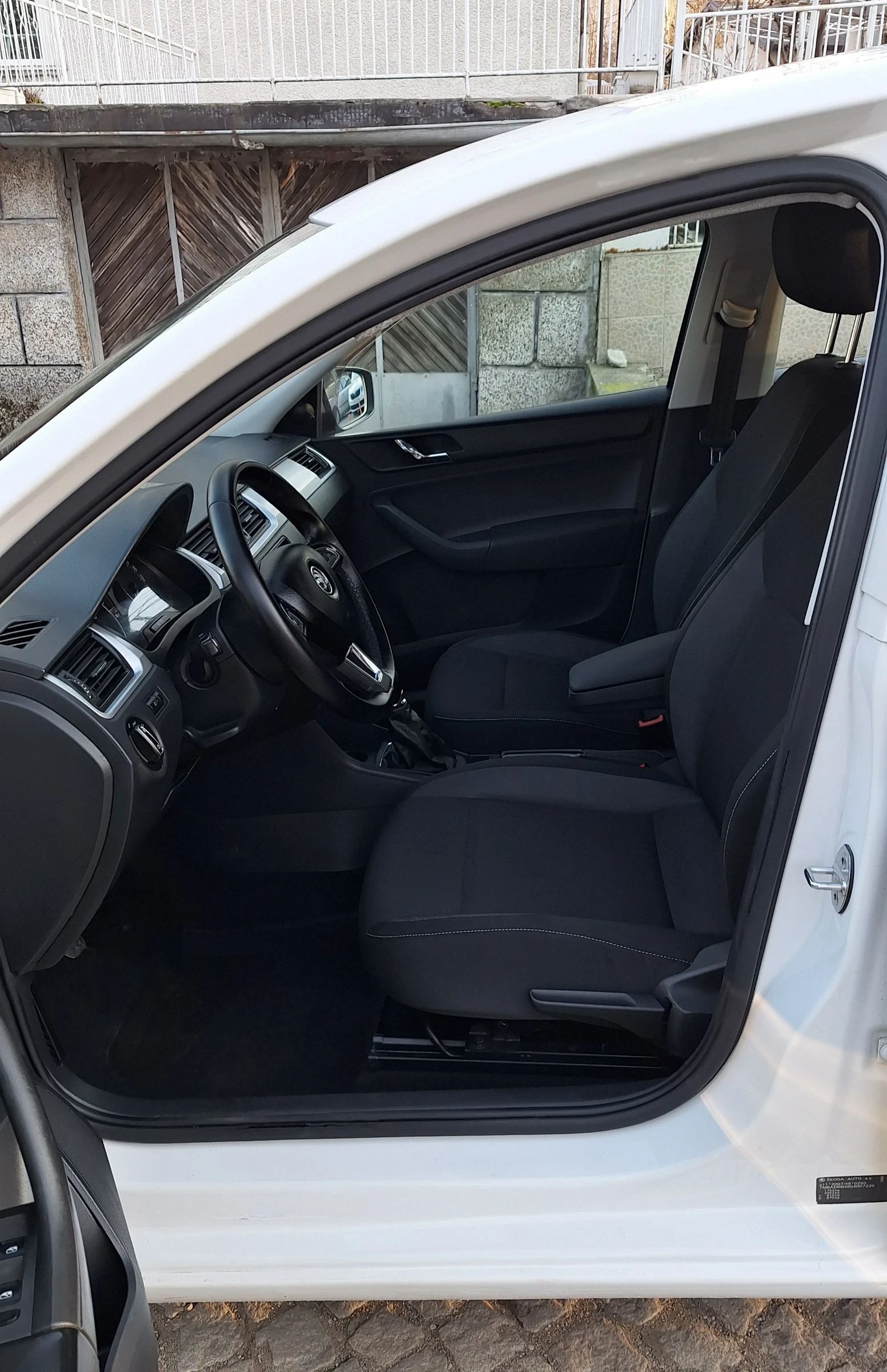 Skoda Rapid 1.6 TDI 115к.с. EURO6 Adaptive Cruise Control, снимка 13 - Автомобили и джипове - 53760387