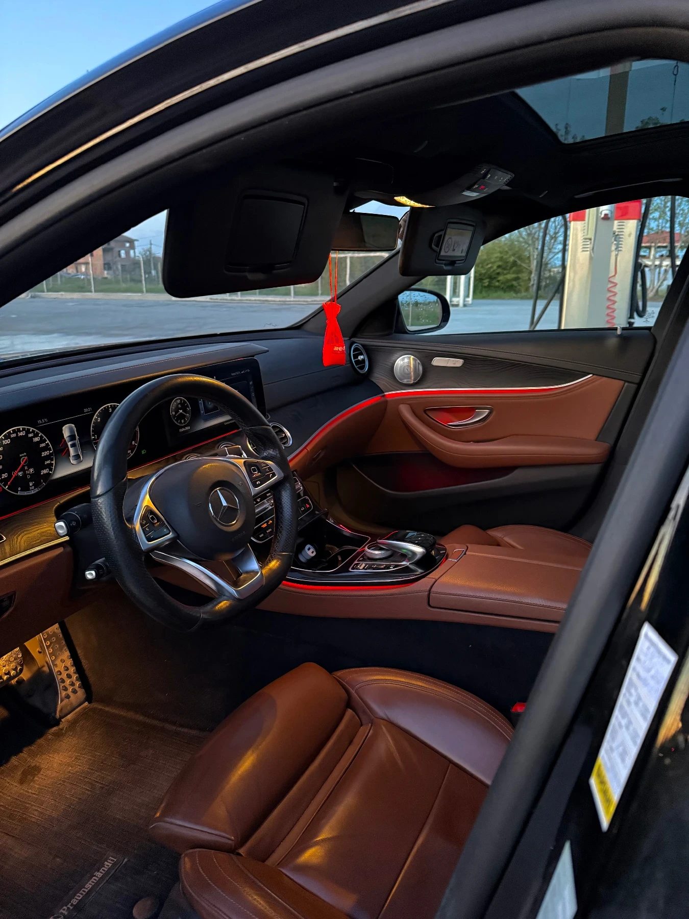 Mercedes-Benz E 220, снимка 8 - Автомобили и джипове - 54247510