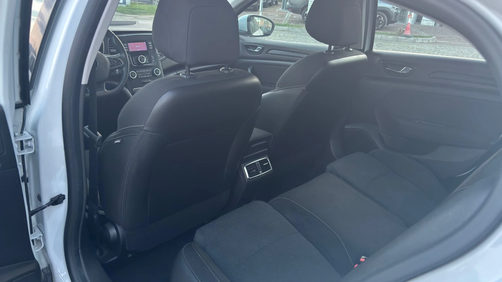 Renault Megane TCe 140 бензин BVM6, снимка 11 - Автомобили и джипове - 54642433