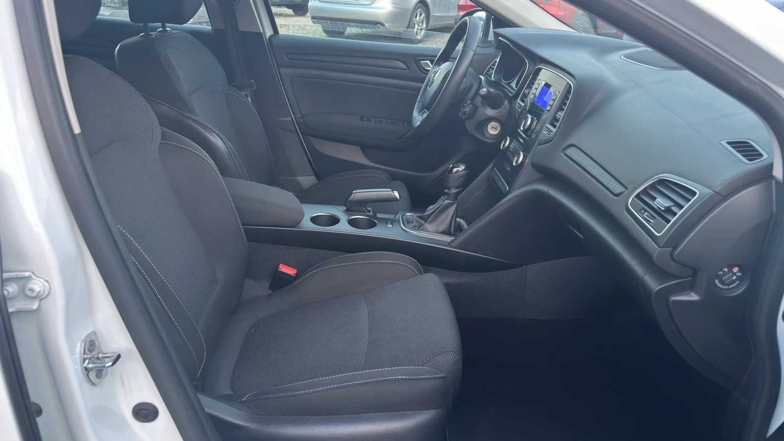 Renault Megane TCe 140 бензин BVM6, снимка 13 - Автомобили и джипове - 54642433