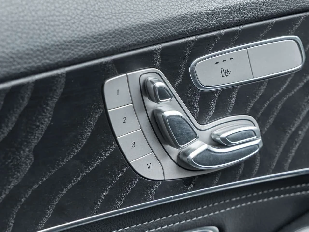 Mercedes-Benz C 300 * C300 Sport Navi Pano RearCam Burmester Sound * C, снимка 14 - Автомобили и джипове - 54918385