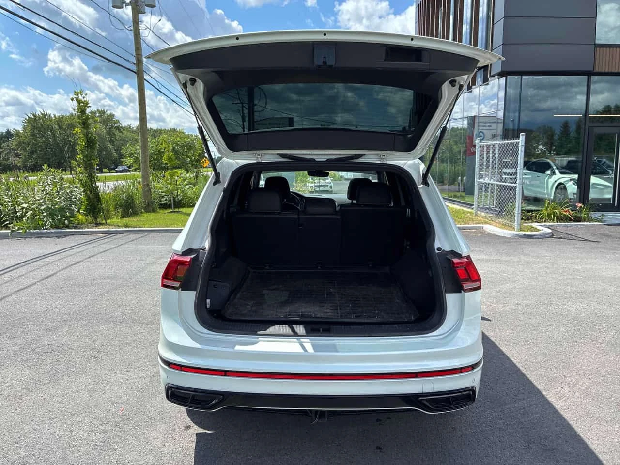 VW Tiguan * Comfortline R Line Black Edition * CARFAX * , снимка 14 - Автомобили и джипове - 55668149