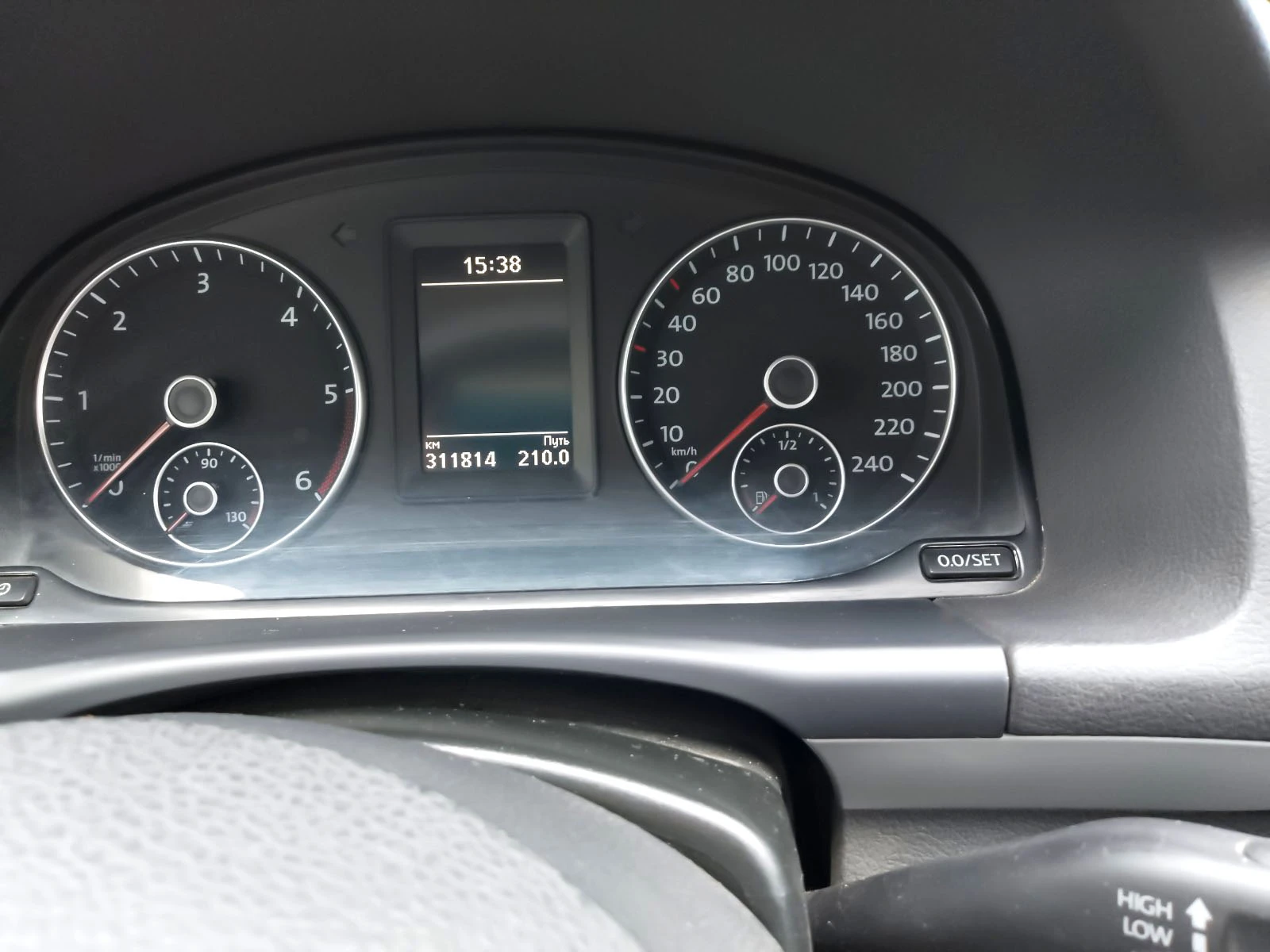 VW Touran 1.6 Навигация, снимка 8 - Автомобили и джипове - 53709694