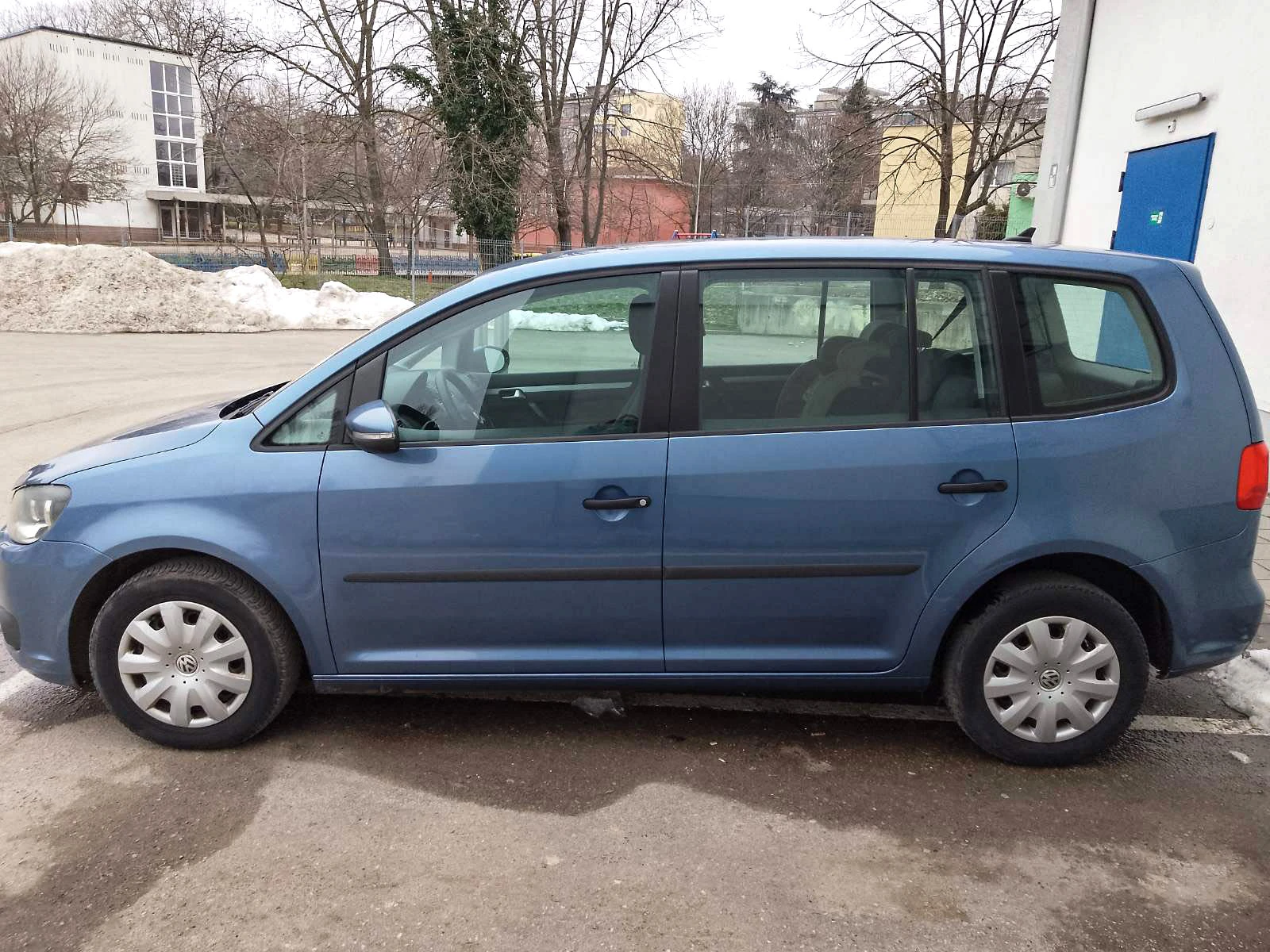 VW Touran 1.6 Навигация, снимка 3 - Автомобили и джипове - 53709694