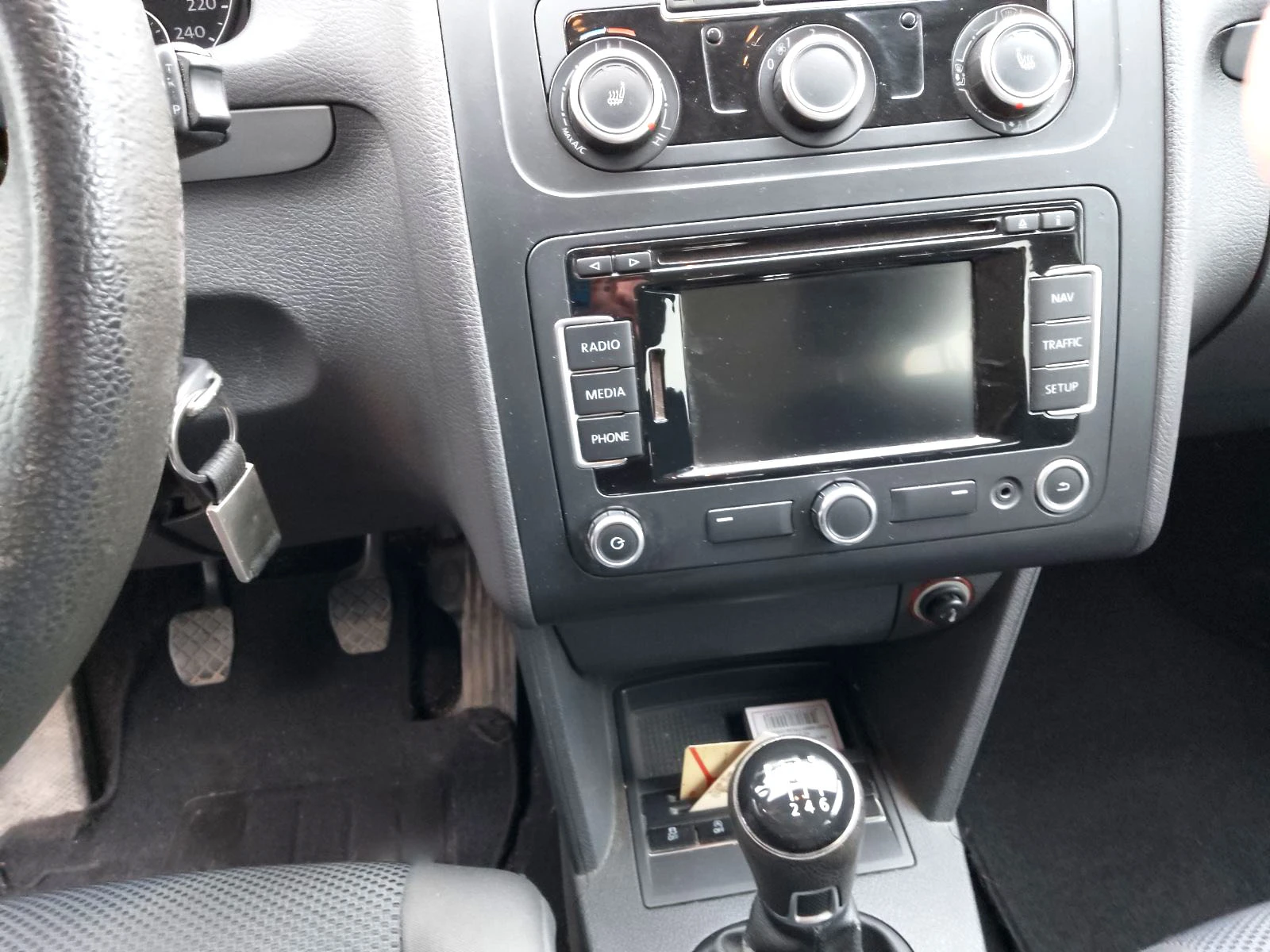 VW Touran 1.6 Навигация, снимка 10 - Автомобили и джипове - 53709694