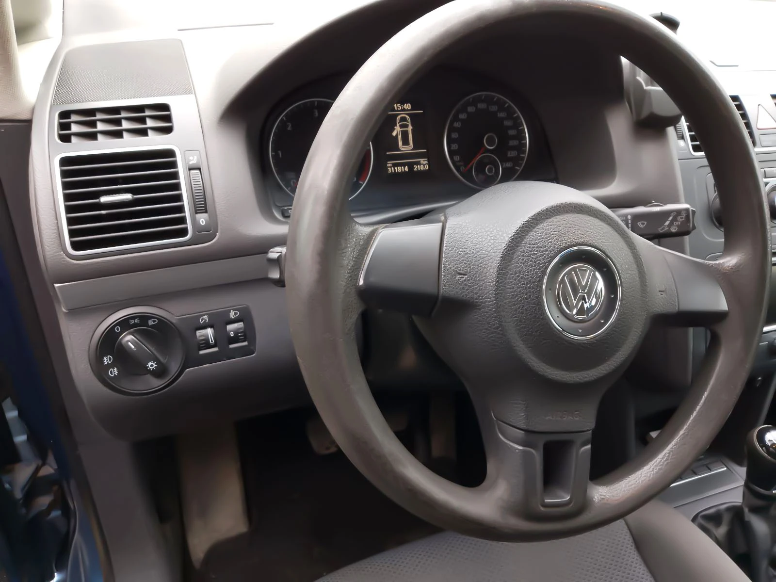 VW Touran 1.6 Навигация, снимка 9 - Автомобили и джипове - 53709694